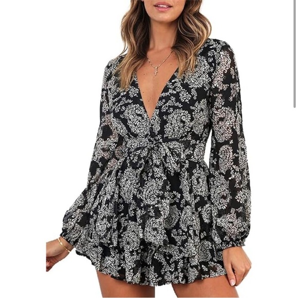 Selfie Leslie Dresses & Skirts - NWT Black and White Printed Floral Long Sleeve Ruffle Romper